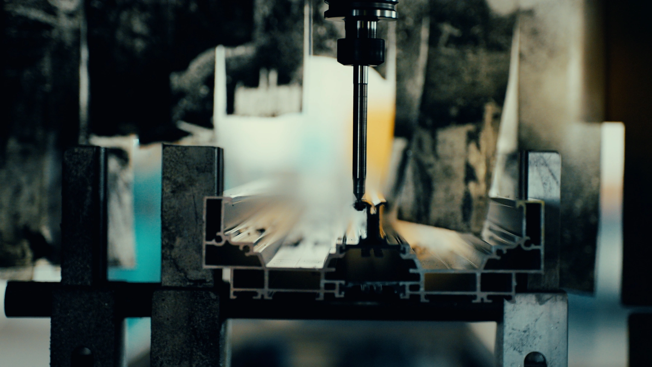 Precision machining of an aluminium profile in the workshop