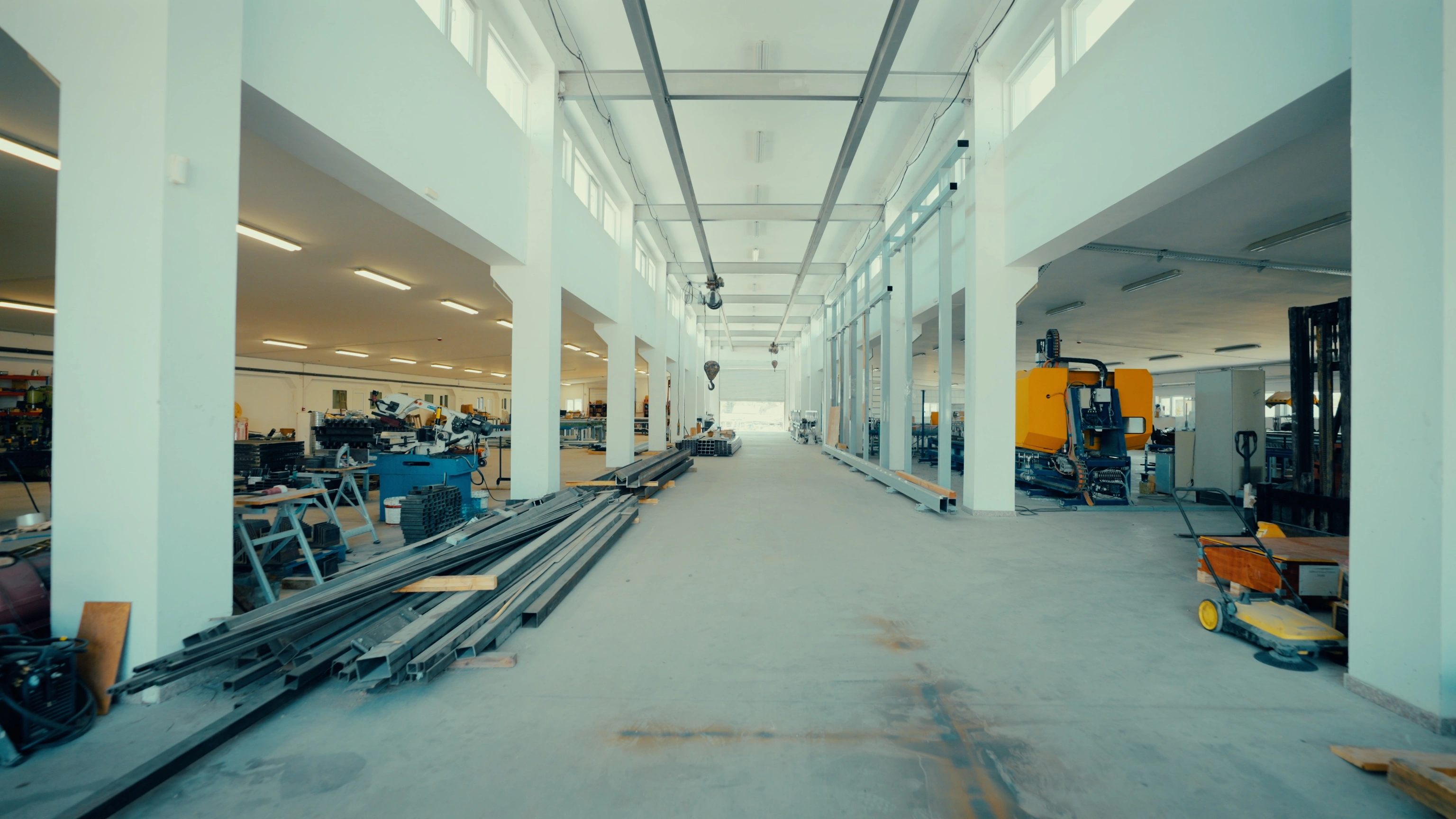 Production hall with aluminium profiles and fabrication equipment
